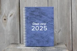 Anno Fennica Oy, Aikataos Tavoitekalenteri Sinun vuosi 2025 KasvuStooriTM* Kalenterit|Opiskelutarvikkeet